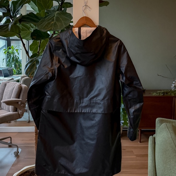 Lululemon heavy-duty raincoat - Picture 2 of 4